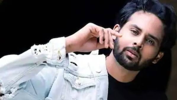 ஷுட்டிங் செல்வதாக சென்ற தனுஷ் பட நடிகர் தூக்கிட்டு தற்கொலை.. அதிர்ச்சியில் திரைத்துறை!