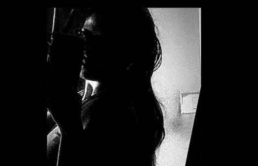 இருட்டில் முண்டா பனியனுடன் ஒரு செல்ஃபி.. லைட்டை போடுங்க சுனைனா!