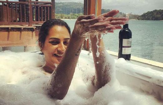ஹாட்டா இருக்கேனா? இல்லையா? பாத் டப்பில் குளிக்கும் போட்டோவை போட்டு கதிகலங்க வைக்கும் சீனியர் நடிகை!