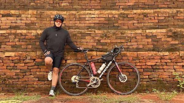 சைக்கிள் ஓட்டும் தல.. பெட்ரோல் விலை உயர்வுடன் முடிச்சுப் போட்டு டிரெண்ட் செய்யும் நெட்டிசன்ஸ்!