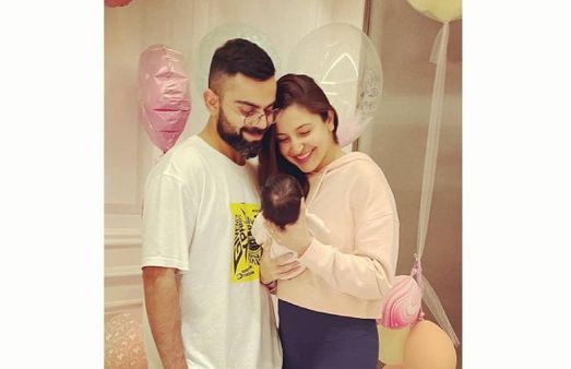 குழந்தைக்கு பெயர் வச்சாச்சு.. முதல் முறையாக மகளுடன் குடும்பமாக அனுஷ்கா சர்மா விராட் கோஹ்லி தம்பதி!