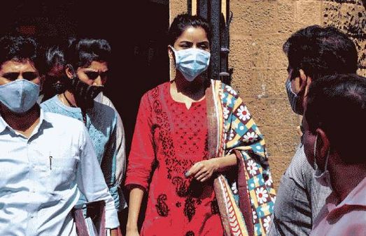 நடிகை ஆபாச பட விவகாரம்.. மிரட்டி நடிக்க வைத்தார்.. பிரபல மாடல் பரபரப்பு புகார்.. 9 பேர் கைது!