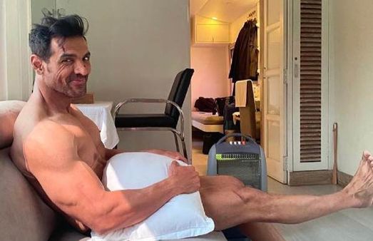 ஜானி சின்னா மாறிட்டாரோ? அந்த பிரபலத்தின் நிர்வாண புகைப்படத்தை பார்த்து ஆடிப் போன ரசிகர்கள்!