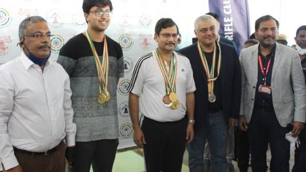 தோட்டாக்களை தெறிக்க விட்டு தல அஜித்… துப்பாக்கி சுடுதலில் தங்கம் வென்று சாதனை !