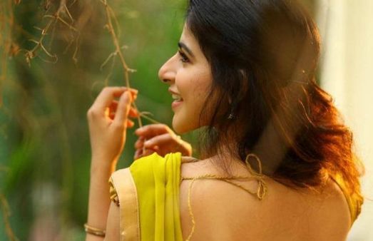 பாவாடை தாவணியில் முதுகை முழுசா காட்டி சொக்கவைக்கும் தமிழ் நடிகை!