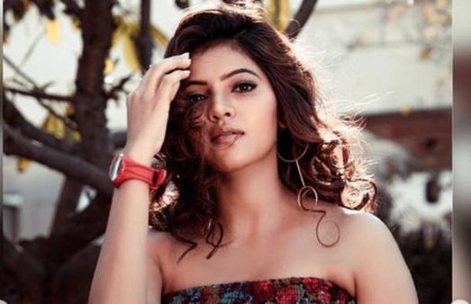 கவர்ச்சியில் கொழுந்து விட்டு எரியும் அதுல்யா... சூடானது இணையதளம்!