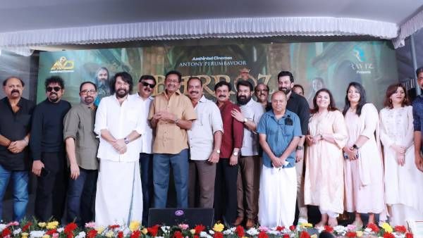 இயக்குநரான மோகன் லால்.. மம்மூட்டி, பிருத்விராஜ், சந்தோஷ் சிவன் என பிரபலங்கள் கலந்து கொண்ட பட பூஜை!