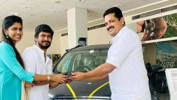இயக்குனர் தேசிங்கு பெரியசாமிக்கு கல்யாண பரிசாக காரை பரிசளித்த தயாரிப்பாளர்!