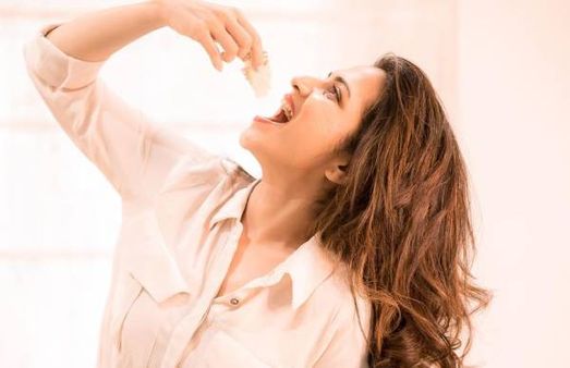 இன்ஸ்டாவில் 2 மில்லியன் ஃபாலோயர்ஸ்.. கேக் வெட்டி கொண்டாடிய டிடி.. குவியும் வாழ்த்து!