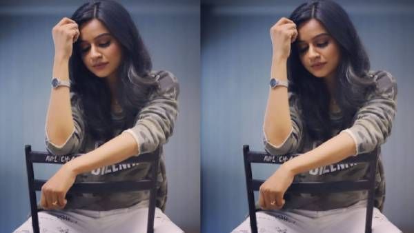 சேரில் இப்படி உட்கார்ந்து.. அப்படிப் பார்த்தா.. நாங்க என்னாவது.. ரசிகர்கள் கிறக்கம்!