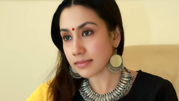 என்ன டிரெஸ் போடனும்னு நீங்க சொல்லாதீங்க.. திவ்யா சத்யராஜ் சூடான பதில்!