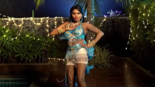 மாராப்பை விலக்கிவிட்டு.. மொட்டை மாடியில் செம குத்தாட்டம் போட்ட டிக்டாக் இலக்கியா.. வைரலாகும் வீடியோ!