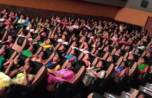 ஒரே கல்லூரியை சேர்ந்த பெண்கள்.. ஹவுஸ்ஃபுல் காட்சி.. வெற்றி நடை போடும் கமலி ஃப்ரம் நடுக்காவேரி!