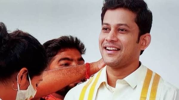 வேட்டி சட்டையில் மாப்பிள்ளை மாதிரி ரெடியான பிக் பாஸ் பிரபலம்.. என்ன மேட்டருன்னு நீங்களே பாருங்க!