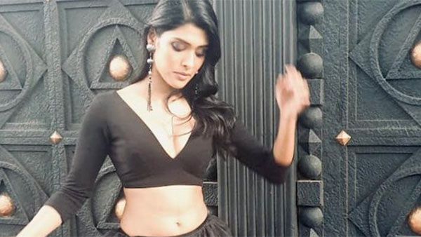 லெப்ட்ல கிழிச்சு விட்டு..டாப்ல ஓபனா விட்டு.. இளசுகளை சுண்டி இழுக்கும் “பிகில்“ காயத்ரி!