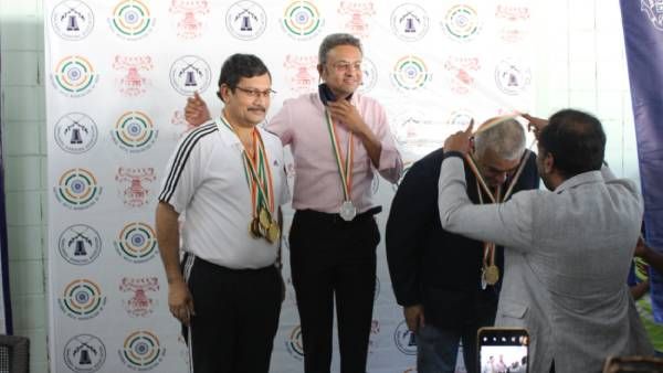 நீ நெனச்சது எல்லாம் ஒவ்வொண்ணா ஏன் நடக்குது தன்னால.. அஜித்தை பாராட்டும் பாடலாசிரியர் விவேகா!