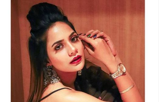 சங்கி மங்கி கொண்டை … ஸ்லீவ்லெஸ் உடையில் ரசிகர்களை ஏங்க விடும் பிக்பாஸ் பிரபலம்!