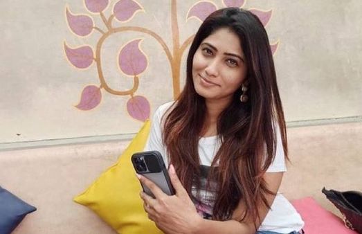 பாவாடையை பறக்க விட்டு.. வேற லெவலில் வீடியோ வெளியிட்ட பிக்பாஸ் ஜூலி.. மிரளும் நெட்டிசன்ஸ்!