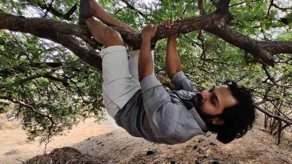 அதைப் புடிச்சுத் தொங்குறாரே கார்த்தி.. என்னா ஒரு ஆசை பாருங்க.. நமட்டுச் சிரிப்பில் ரசிகர்கள்!