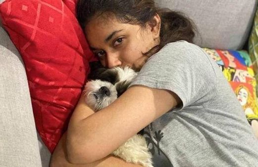 விடாமல் பின்னால் சுற்றி சுற்றி வரும் நைகி.. தெறித்து ஓடிய கீர்த்தி சுரேஷ்.. வைரலாகும் வீடியோ!