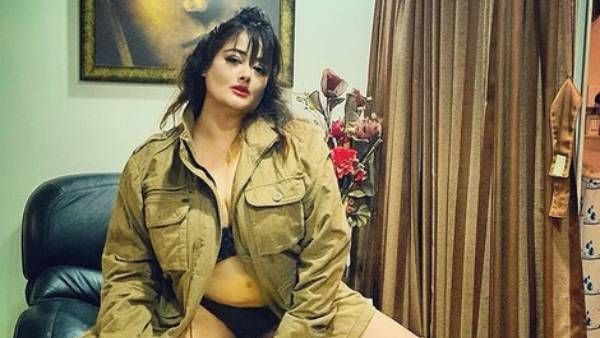 பட்டனை கழட்டி விட்டு… விவகாரமாக போஸ்…குஷியான ரசிகர்கள் !