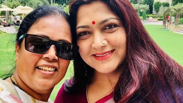 தோழி வீட்டுக்குப் போய்.. கட்டிப் பிடிச்சு.. உம்மா கொடுத்த பிருந்தா.. செம குஷ்பு!