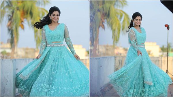 மொட்டை மாடி பாரு.. மாடி மேலே யாரு.. மணிமேகலை செம ஜோரு!