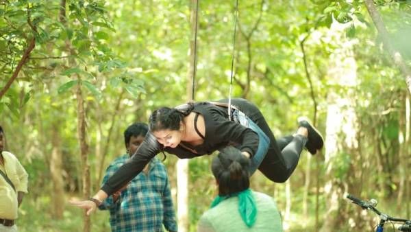 நடுக்காட்டில் வவ்வாலை போல் தொங்கும் நமீதா.. வைரலாகும் போட்டோ.. பதறும் ஃபேன்ஸ்!