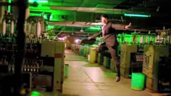 அந்தரத்தில் பறந்து நடனமாடும் எஸ் ஜே சூர்யா.. வெளியானது என் பொண்டாட்டி ஊருக்கு போயிட்டா வீடியோ சாங்!