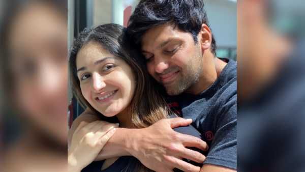 முகத்தோடு முகம் வைத்து .. மனைவியை கொஞ்சி மகிழ்ந்து.. ஆர்யா ரொமான்ஸ்!