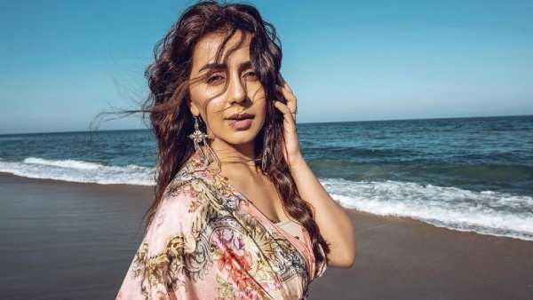 கடற்கரையில் சாவகாசமாக காற்று வாங்கும் நடிகை நிக்கி கல்ராணி!
