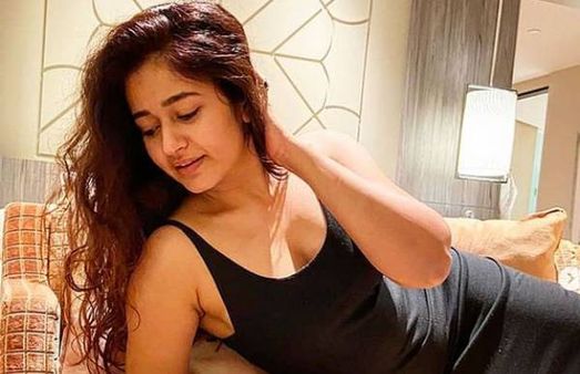 சோஃபாவில் ஃபிரியாய் படுத்திருக்கும் பூனம் பஜ்வா.. யாருக்கான கேப்ஷன்? திணறடிக்கும் போட்டோ!