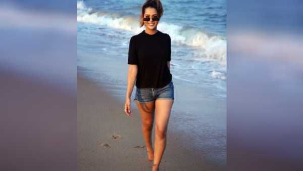 குட்டி டவுசரில் தொடை தெரிய.. கடற்கரை மணலில் ஜாலியோ ஜிம்கானா வாக்!