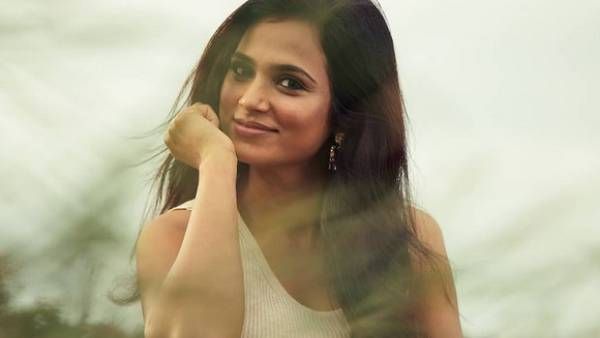 முண்டா பனியன் போட்டு.. லூஸ் ஹேர் விட்டு.. கன்னத்தில் கையை வைத்து... ரம்யா.. அம்சம்ய்யா!