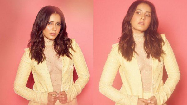 உச்ச கட்ட கவர்ச்சியில் ராஷி கன்னா.. சீ த்ரூ உடையில் முன்னழகை காட்டி சும்மா மிரட்டுறாங்களே!