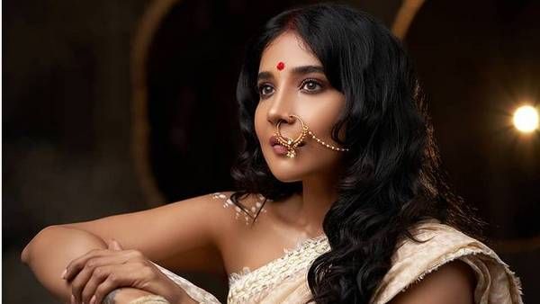 மேடம் பிளவுஸ் போட மறந்துட்டீங்க.. சாக்ஷியை ஓட்டி விளையாடும் ரசிகர்கள்!