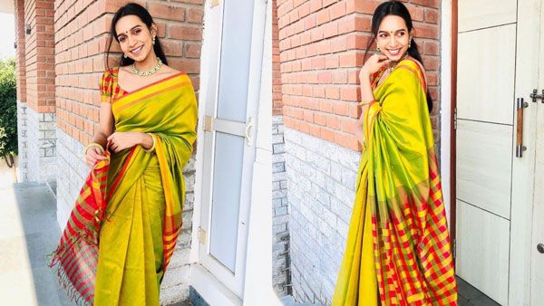 பச்சைக் கலர் புடவையில்.. பச்சக்குன்னு ஒரு சிரிப்பு... திணறடிக்கும் சஞ்சனா!