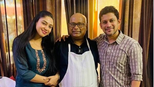 நீண்ட நாட்களுக்கு பிறகு சுரேஷ் தாத்தாவை சந்தித்த பிக்பாஸ் பிரபலம்.. நெட்டிசன்ஸ் கேள்வியை பாருங்க!