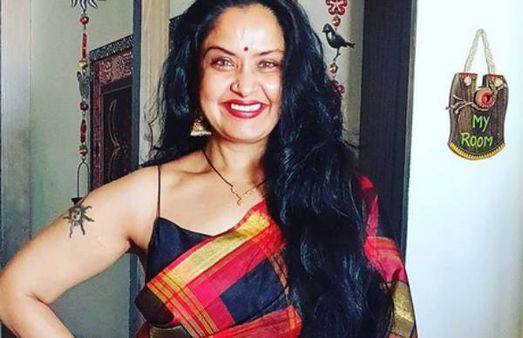 சேலை கட்டிக்கொண்டு.. புல்லட் ஓட்டும் 44 வயதான சீனியர் நடிகை.. வைரலாகும் வீடியோ!