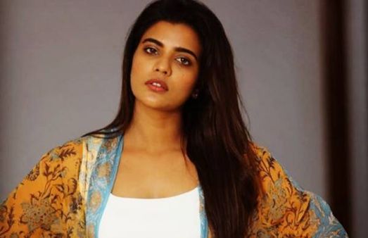 ப்பா.. ஐஸ்வர்யா ராஜேஷா இது.. ஓவர்கோட்டை திறந்துவிட்டு.. மாடர்ன் டிரெஸ்லேயும் செம க்யூட்!