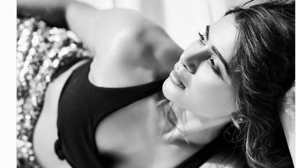 சட்டையை எங்கே காணோம்.. சம்மருக்கு நல்லா காத்து வாங்கும் சமந்தா.. வேற லெவல் கிளாமர்!