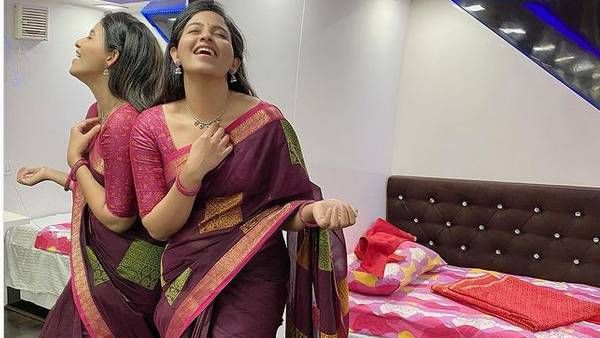 அரக்கு நிற சேலையில் அம்சமாய் அஞ்சலி.. செம மாஸ் என ஜொள்ளும் ஃபேன்ஸ்!