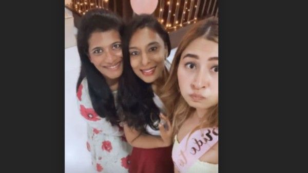 கல்யாண கலைக்கட்டிடுச்சே.. ஸ்பின்ஸ்டர்ஸ் பார்ட்டியில் ரகளை செய்யும் பிரபல தமிழ் நடிகரின் காதலி!