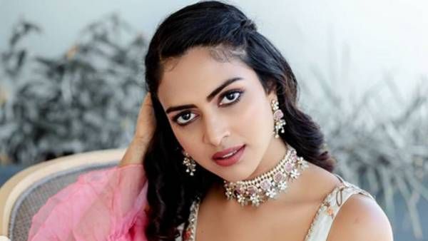 வித்தியாசமான ஹேர் ஸ்டைலில்…முன்னழகை காட்டி ...அமலா பால் அட்ராசிட்டி !