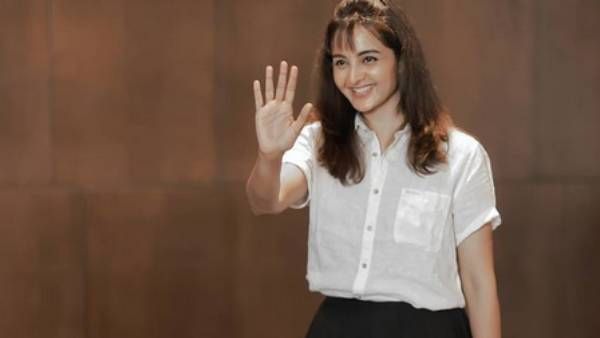 சிவசாமி மனைவிக்கு என்னதான் ஆச்சு... பாவாடை சட்டையில் இப்படி கலக்குறாங்களே !