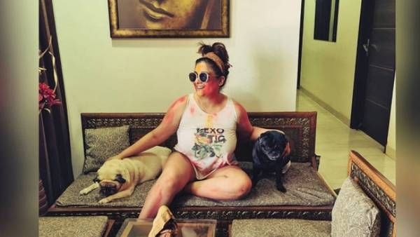 40 வயசுல இப்படியா டிரெஸ் பண்றது.. வெறும் கட் பனியனுடன் போஸ் கொடுத்த நடிகை.. விளாசும் நெட்டிசன்ஸ்!