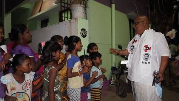 கமலுக்காக தீயாய் வேலை செய்யும் பிக்பாஸ் பிரபலம்.. கையில் டார்ச்சுடன் தெரு தெருவாய் தீவிர பிரசாரம்!