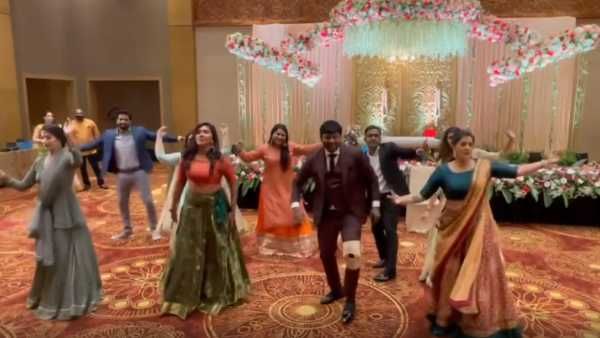 வாத்தி கம்மிங் பாடலுக்கு சூப்பரா ஸ்டெப் போட்ட வரலட்சுமி சரத்குமார்… வைரலாகும் வீடியோ!