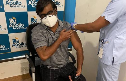 அந்த பிரச்சனை இருக்கு.. பிறந்தநாள் முடிஞ்ச உடனே கொரோனா தடுப்பூசி போட்டுக் கொண்ட செல்வராகவன்!