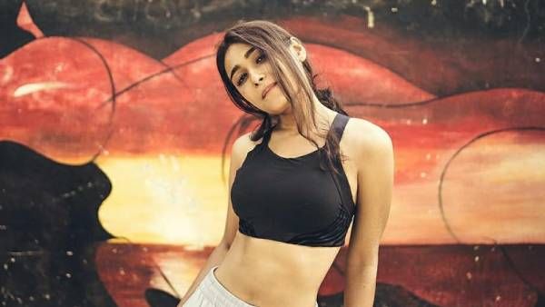 உடல் மெலிந்து சிக்குன்னு மாறிய அர்ஜுன் ரெட்டி ஹீரோயின்... பின்னாடி போஸ் அமர்க்களம் போங்க!